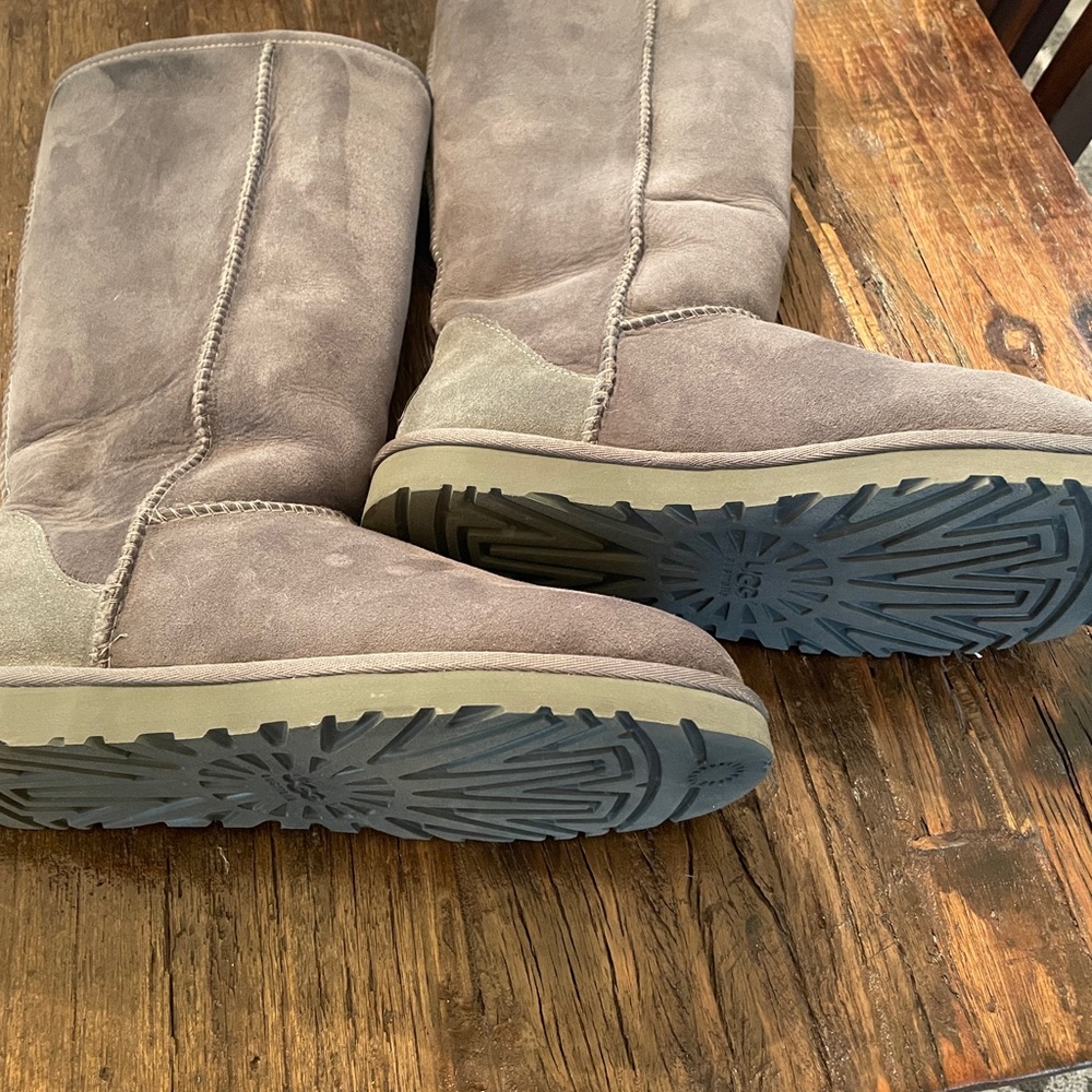 UGG Women’s Tall Boots
Size 9 M
Color Gray - Picture 4 of 6